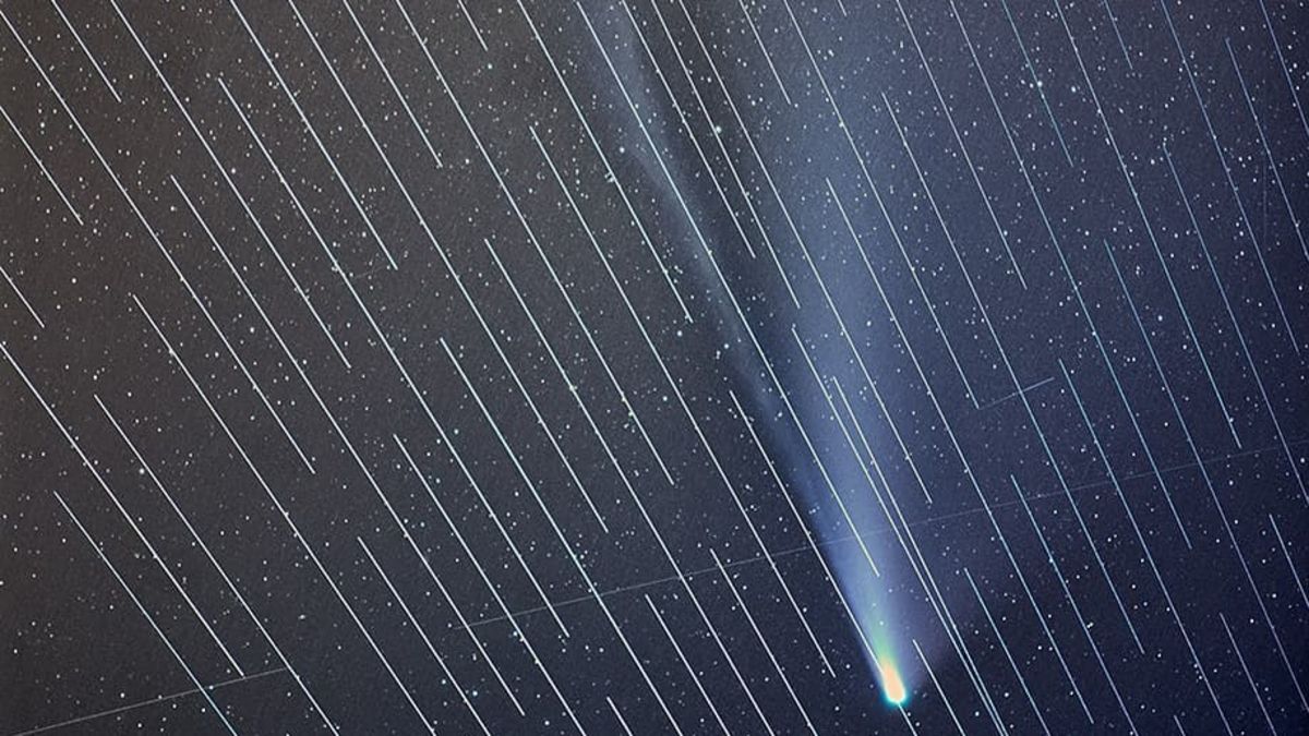 SpaceX Satellites Ruin Perfectly Good View of Comet NEOWISE