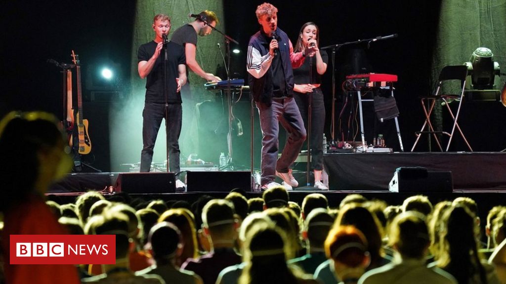 Coronavirus: Germany puts on crowded 'study concerts' with Tim Bendzko