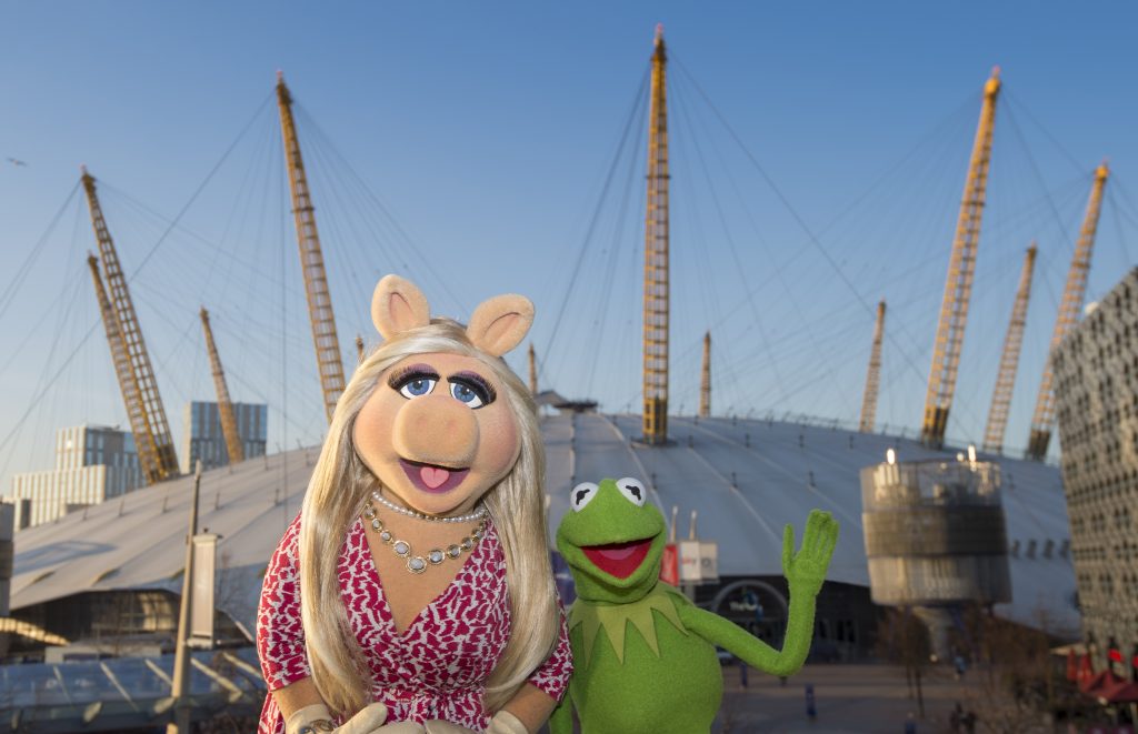Miss Piggy and Kermit the Frog 