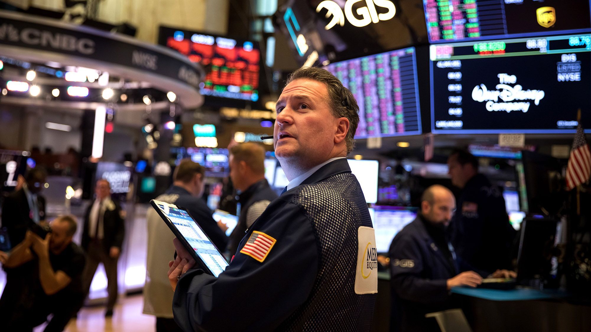 Stock futures fall before unemployment claims report