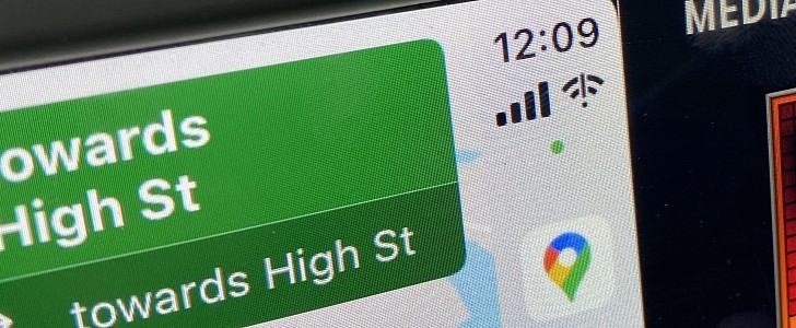 What are the green and orange dots on CarPlay after iOS 14 update?
