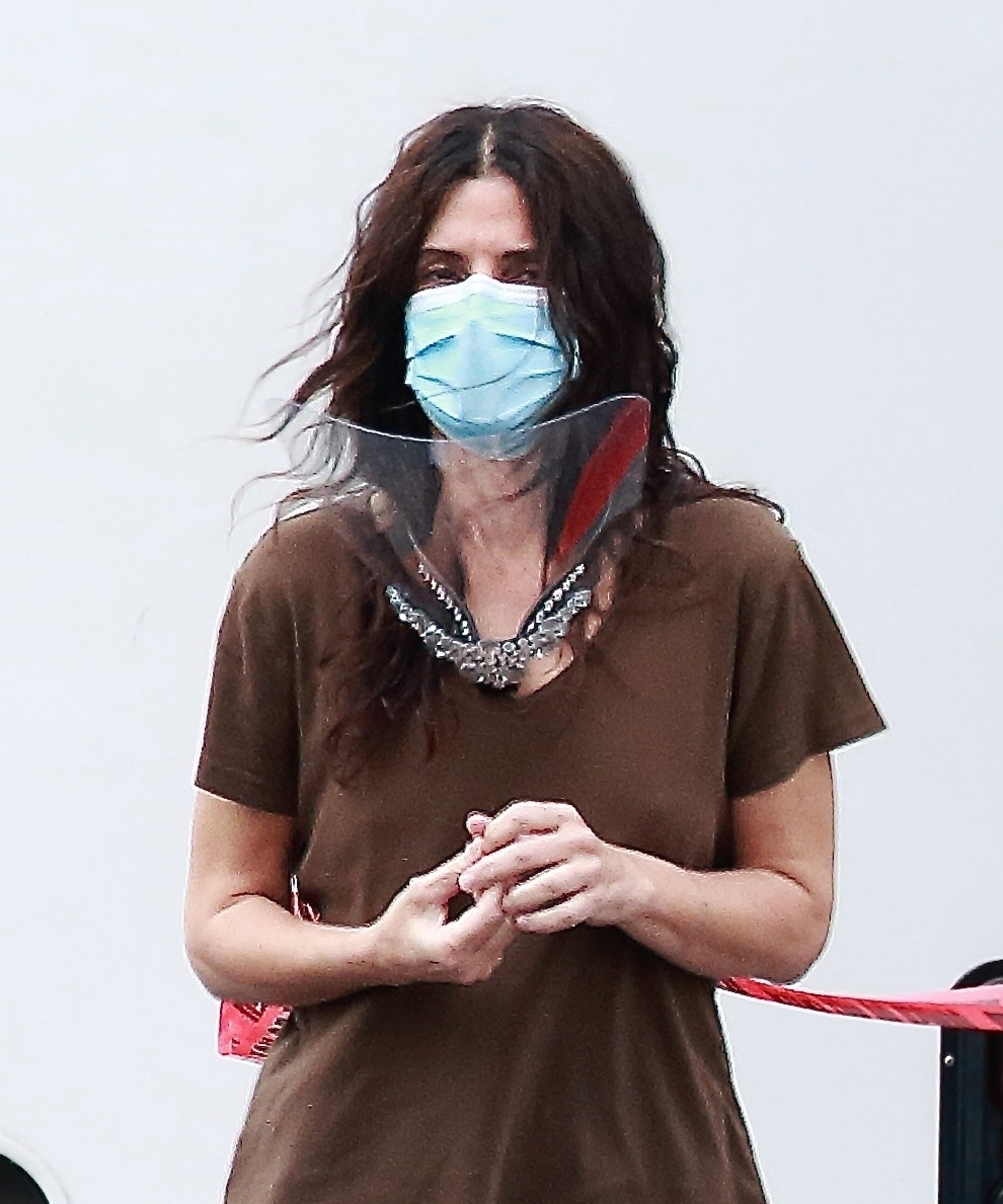 * EXCLUSIVE * Sandra Bullock Lets Her Hair Fall In The Vancouver Movie Set