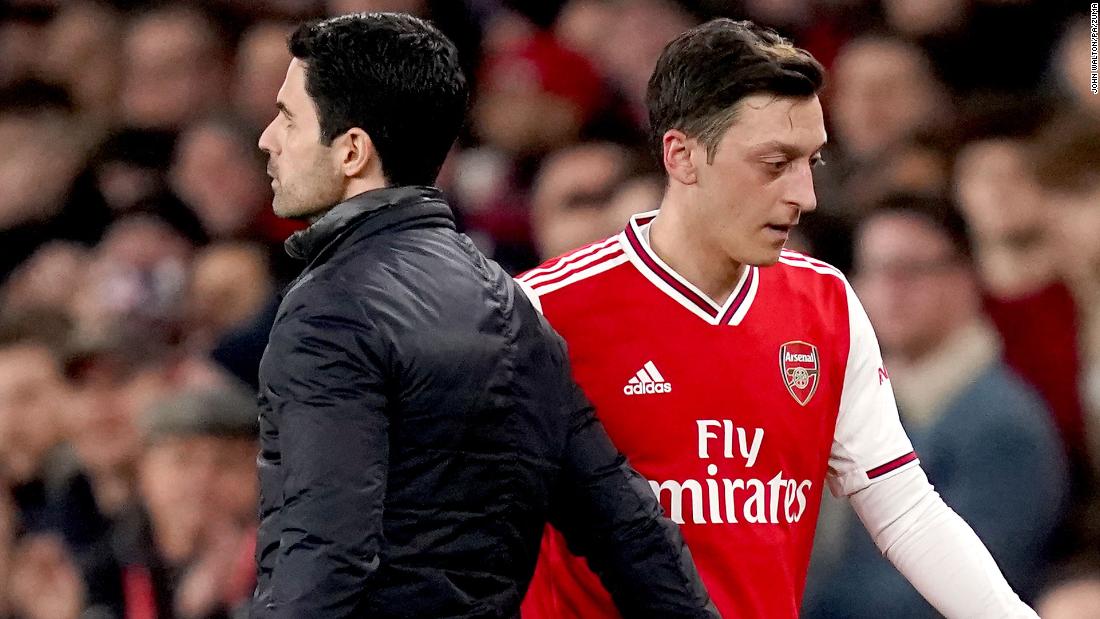 Mesut Ozil criticizes Arsenal after being excluded from the Premier League squad