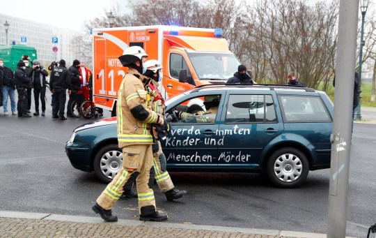 Firefighters remove a car that hit the main entrance gate of the Chancellery in Berlin, German Chancellor Angela Merkel's office in Berlin, Germany, November 25, 2020. Reuters / Fabrizio Pinch