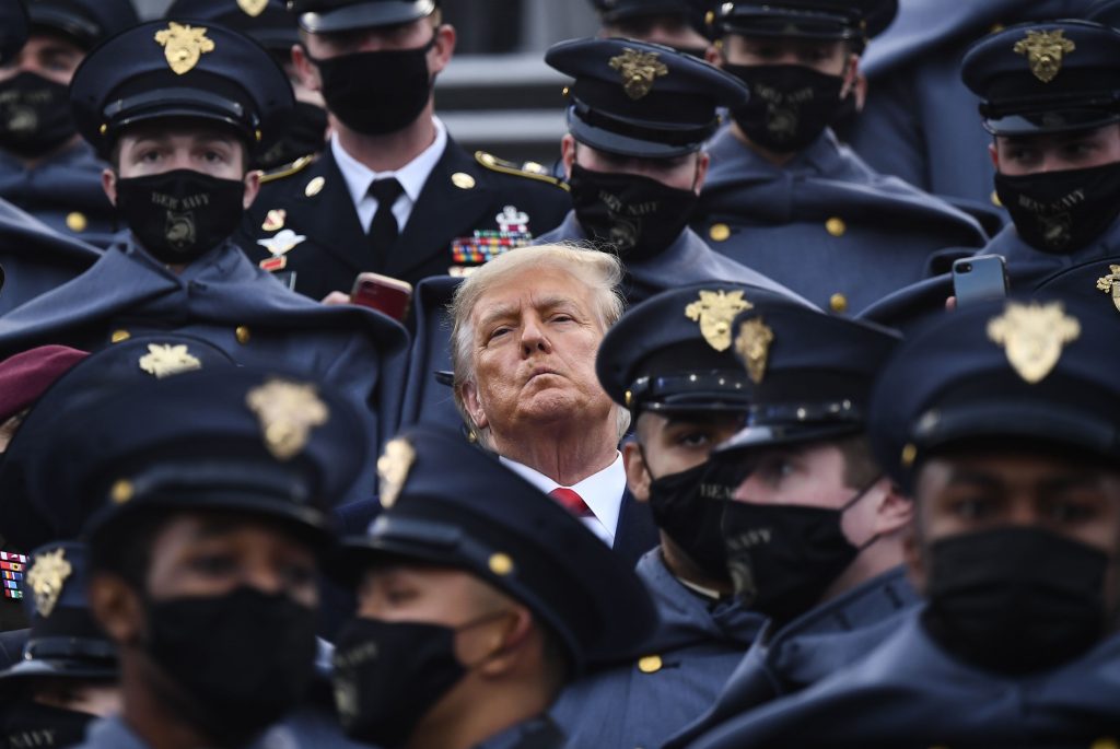 Trump does not wear the mask in a match between the Army and the Navy, despite concerns of Covid
