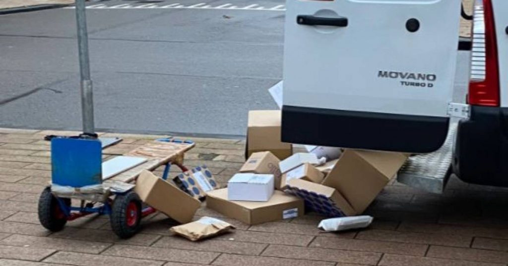 A parcel delivery clerk throws the boxes on the street: "If you don't want me to throw them, don't ask for anything."  Interior