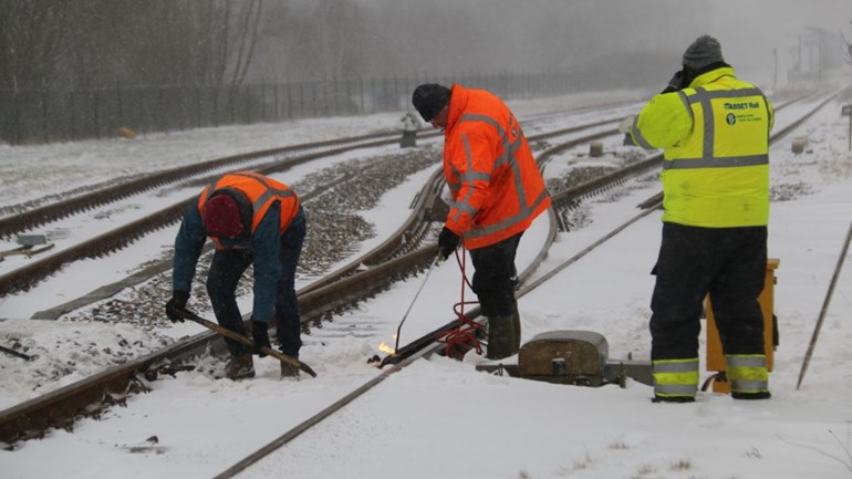 Spoorwerkers scheppen sneeuw weg op de wissels bij station Winschoten (Foto: Melarno Kraan/ 112 Groningen)