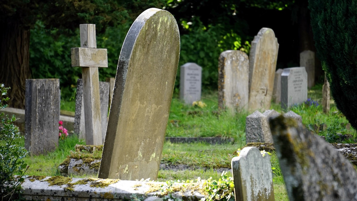 Grafdelver misbruikt zwakbegaafde vrouw op begraafplaats