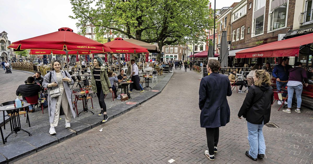 People Flock to the Shops and Terraces: Finally 'Fat Saturday' Again |  The interior