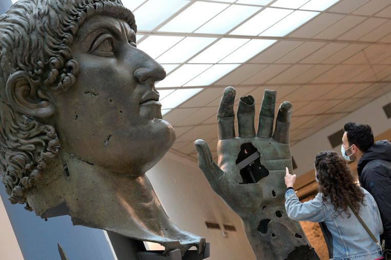 The colossal statue of Roman Emperor Constantine lost its finger after 500 years
