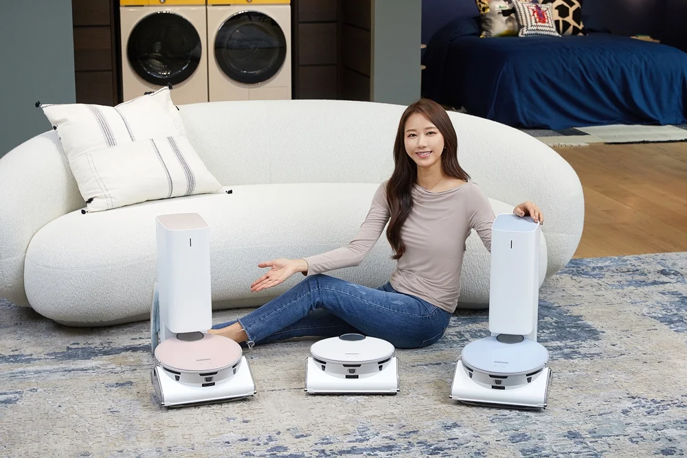 The new Samsung robotic vacuum cleaner takes care of pets