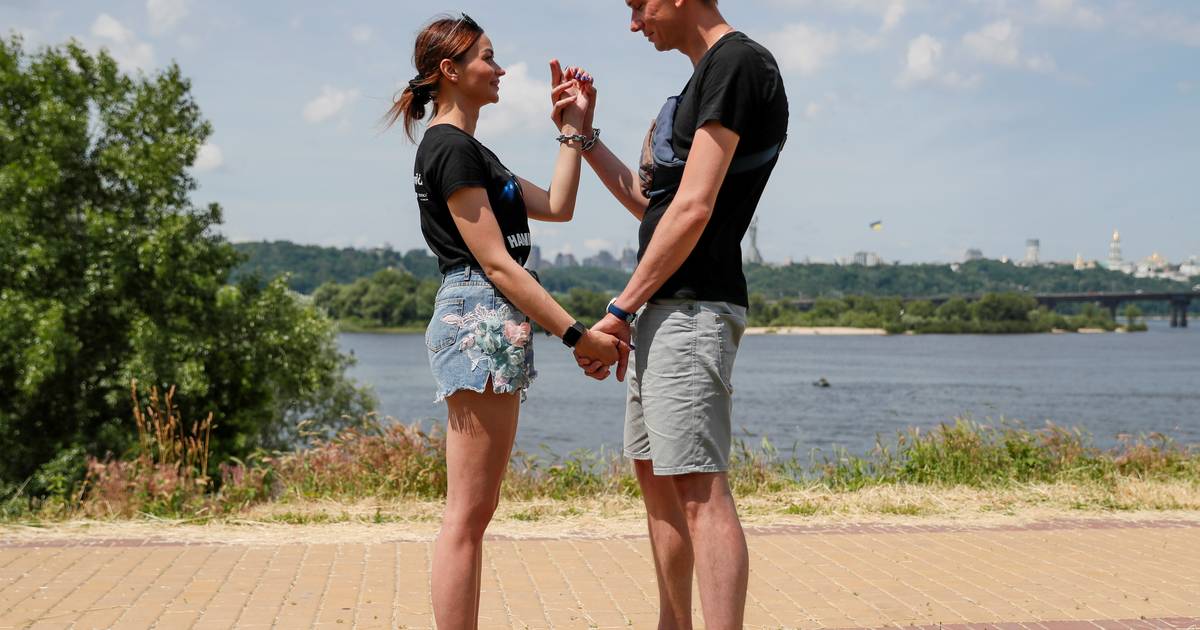 Couple handcuffed for 4 months to save the relationship: 'Don't do what we did' |  abroad