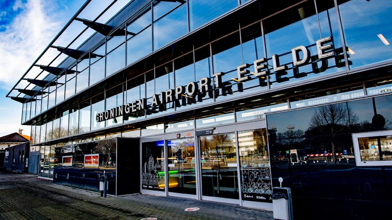 De hoofdingang van vliegveld Groningen Airport Eelde (Foto: ANP)
