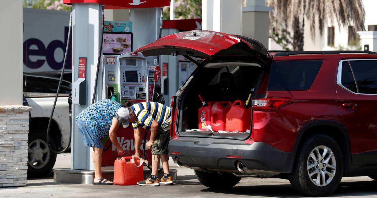 White House warns residents against hoarding: 'Don't fill plastic bags with gasoline' |  the cars