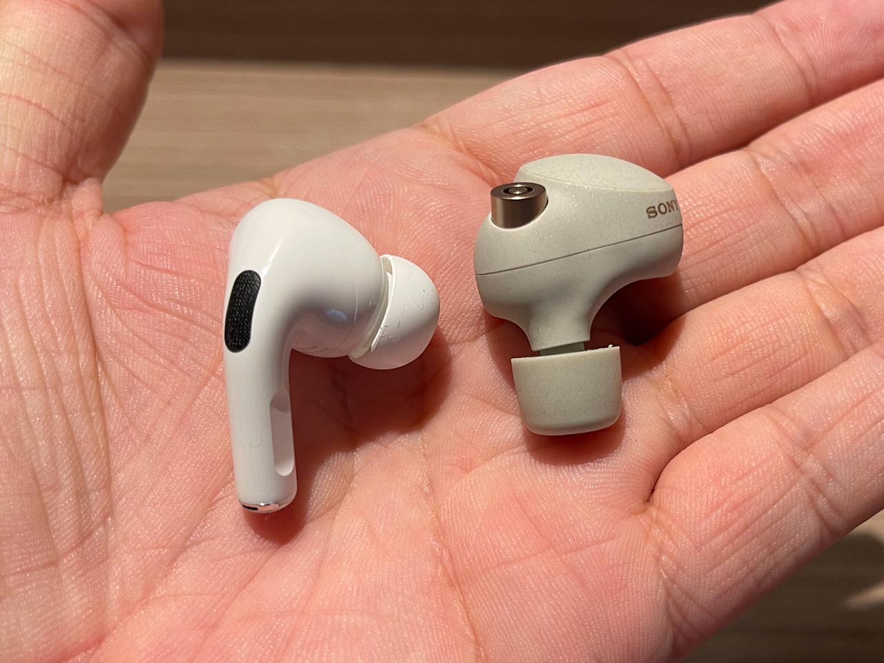 ▲ Compare AirPods Pro and XM4.  AirPods Pro have a shape that extends from the microphone portion to the bottom.  The XM4 itself is large, but no part comes out of the ear