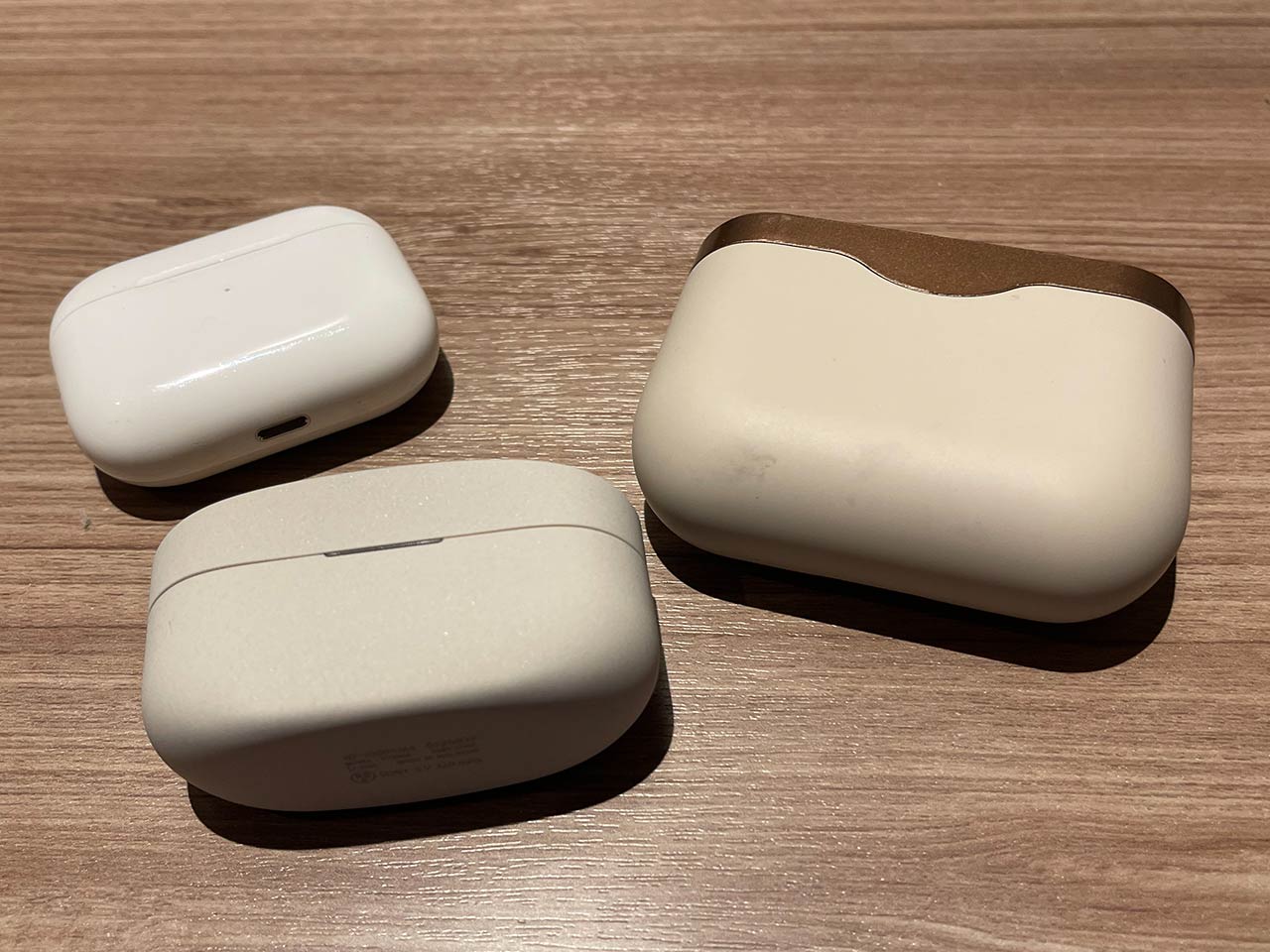 ▲ Compare AirPods Pro (top left), XM3 (right), XM4 (bottom left). The case size has changed a lot.