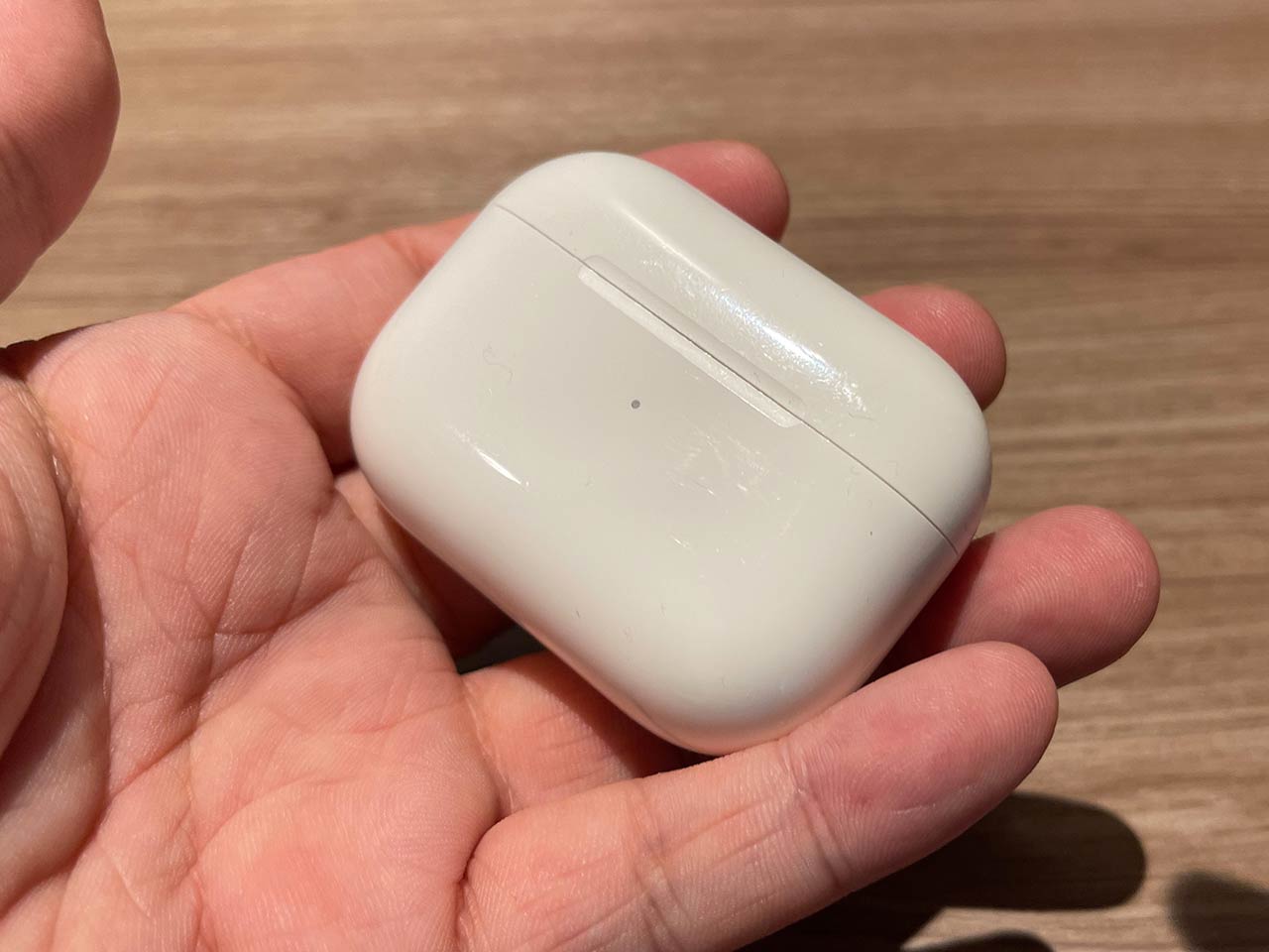 ▲ AirPods Pro case.  It's even smaller than the XM4, but it doesn't stand alone, so it's surprisingly easy to slip off a desk.