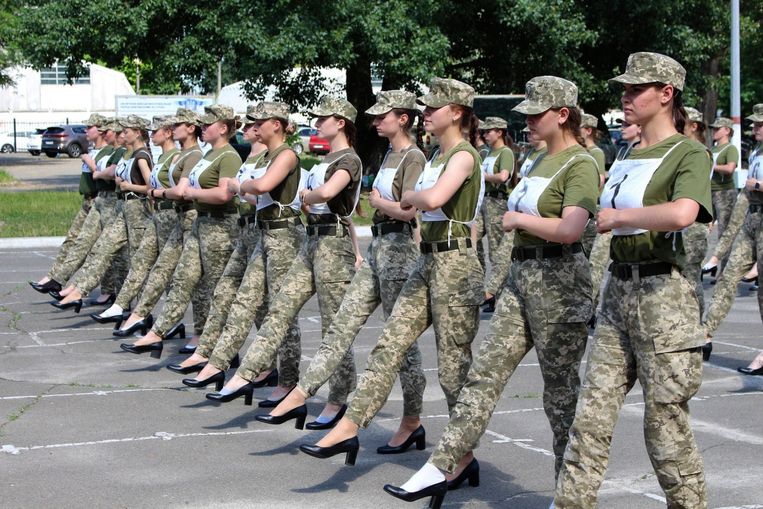 Anger in Ukraine: female soldiers are walking in heels