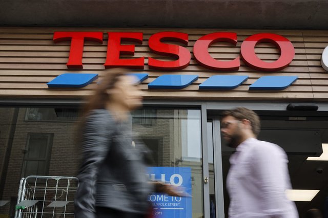 British supermarket chain Tesco attracts truck drivers with a bonus - financial and economic news - trends