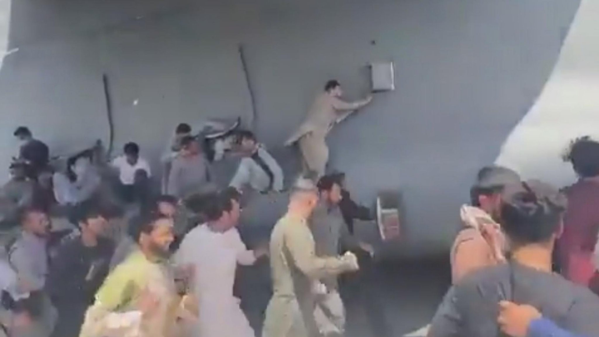 Afghans desperately climb on the fuselage The plane takes off