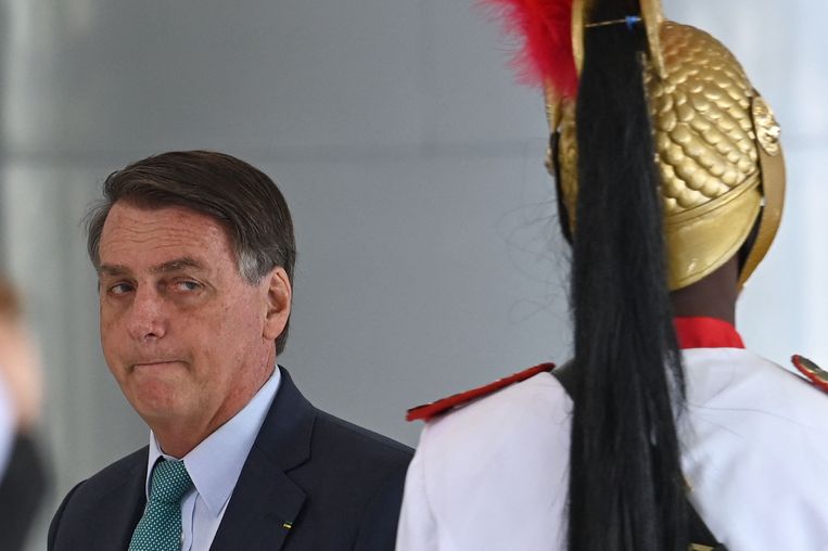 Bolsonaro again looks away from Trump and sows doubts about voting computers