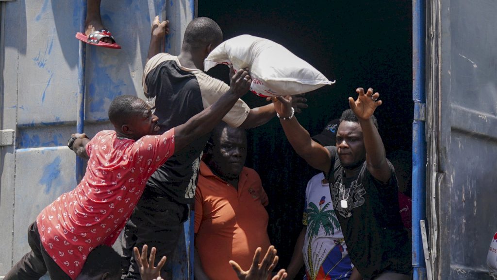 Desperate Haitians steal food and tents from aid convoy
