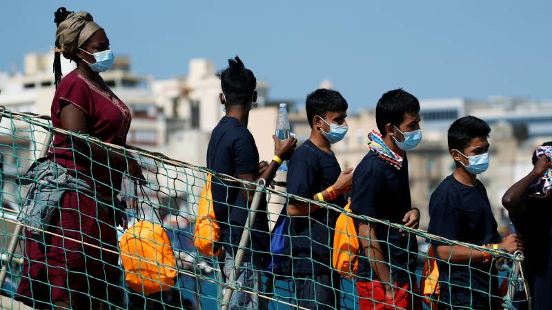 Rescue ships carrying hundreds of migrants have been allowed to dock in Italy