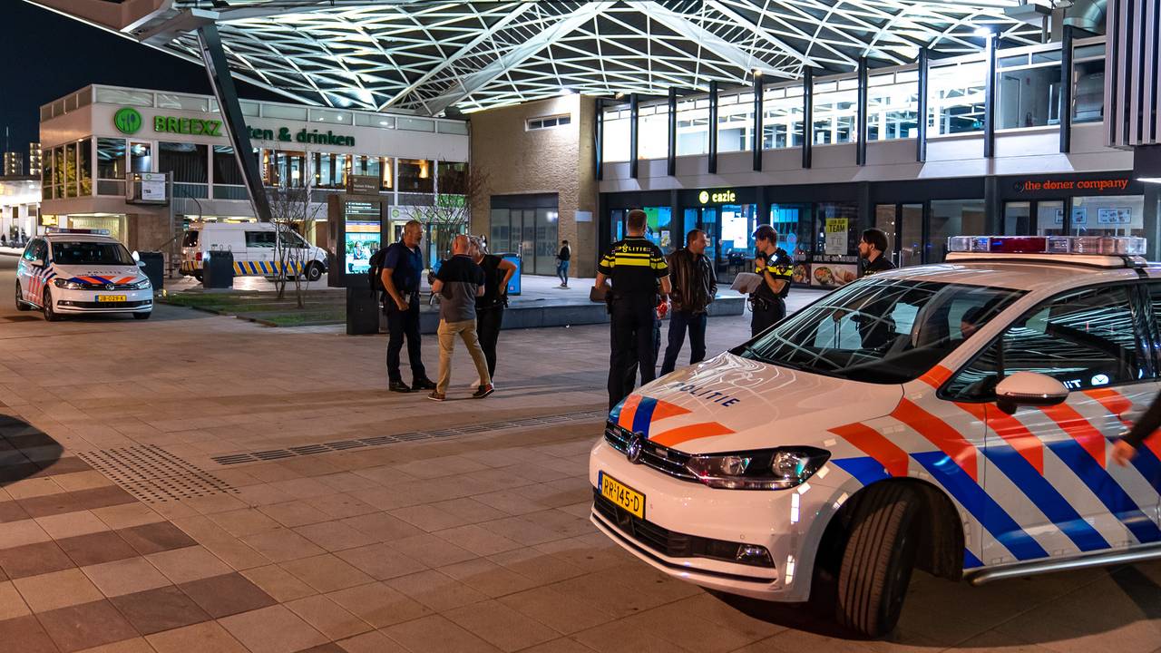 De politie bij station Tilburg (archieffoto: Iwan van Dun/SQ Vision).