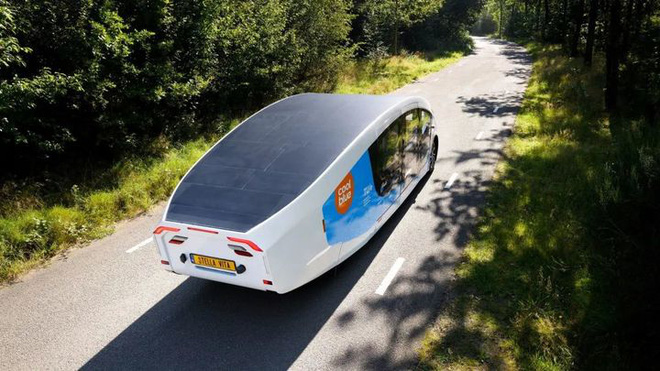 A group of Dutch students have succeeded in building a mobile home that can travel more than 700 km/day with only sunlight - Photo 2.