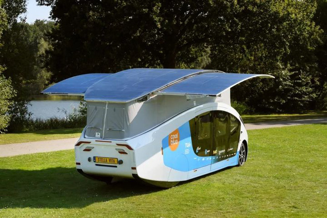 A group of Dutch students have succeeded in building a mobile home that can travel over 700 km/day with only sunlight - Photo 3.