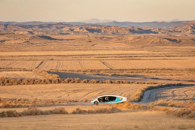 A group of Dutch students have succeeded in building a mobile home that can travel more than 700 km/day with just sunlight - Photo 8.
