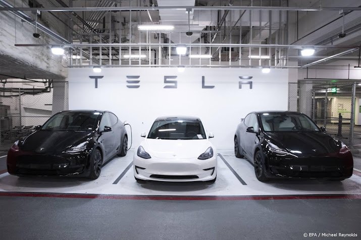 Tesla remembers cars in self-driving test after updating problems