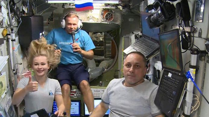 On October 7, the film crew was in touch with the Russian media about their adventure on the International Space Station.