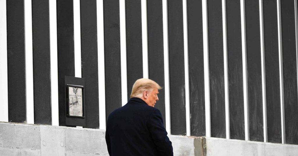 Trump visits the southern border of the United States at the invitation of the governor of Texas abroad