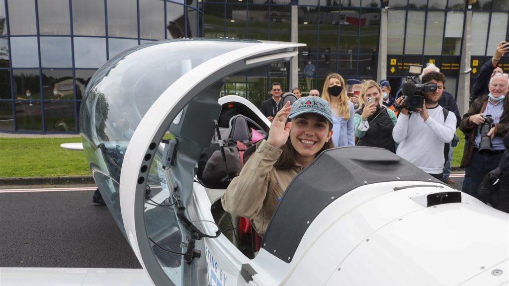 A KLM pilot helps adventurer 19-year-old Zara land