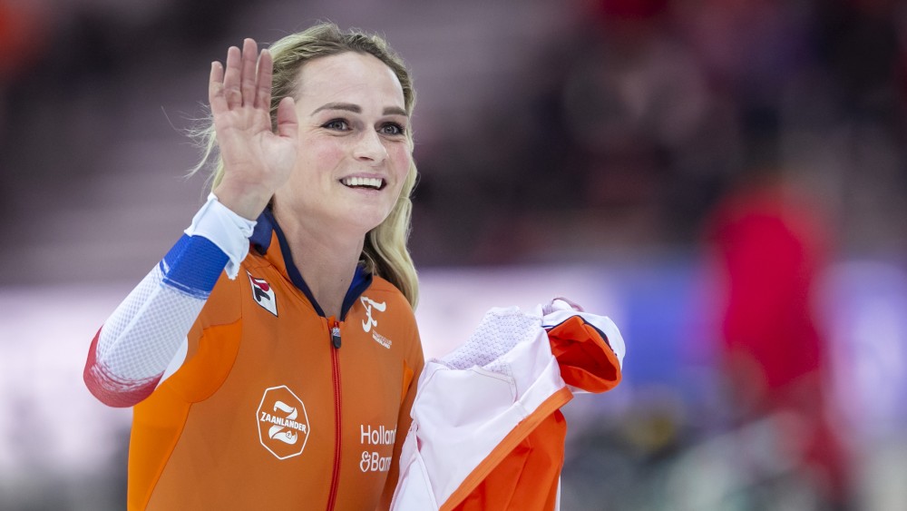 Grand Prix hands speed skater Erin Schouten Dutch record
