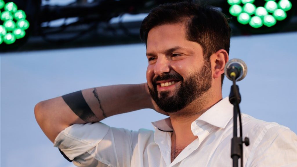 This is Chile's new president: a 35-year-old with tattoos and no tie