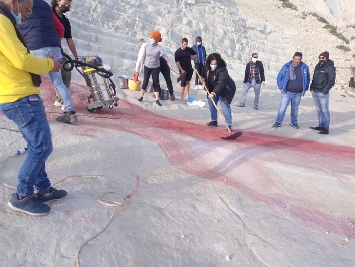Many locals gathered to clean the rocks again with the help of high pressure cleaners.