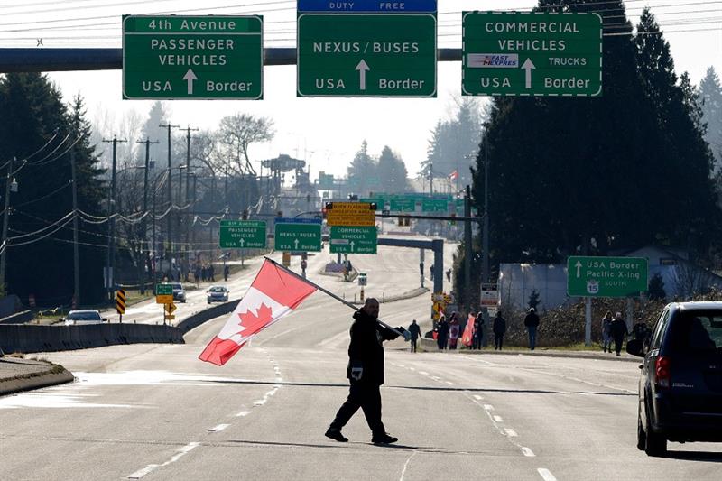 A major border crossing between the United States and Canada has reopened after truck drivers' protests against the COVID-19 virus