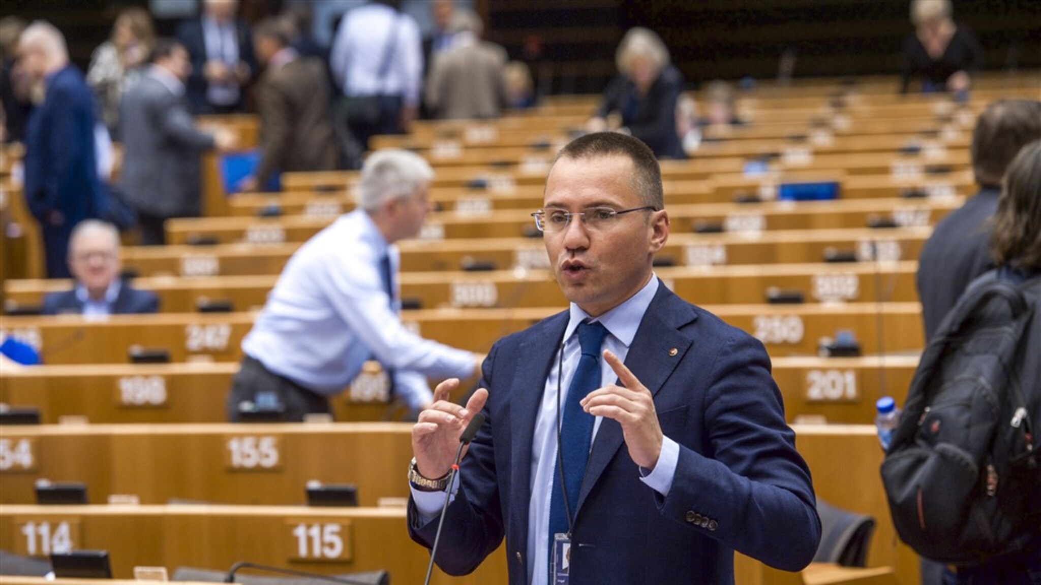 Bulgarian nationalist salutes Nazis in European Parliament