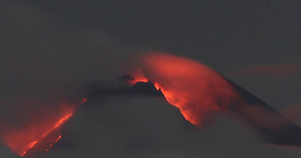 Hundreds flee Merapi volcano in Indonesia |  Abroad