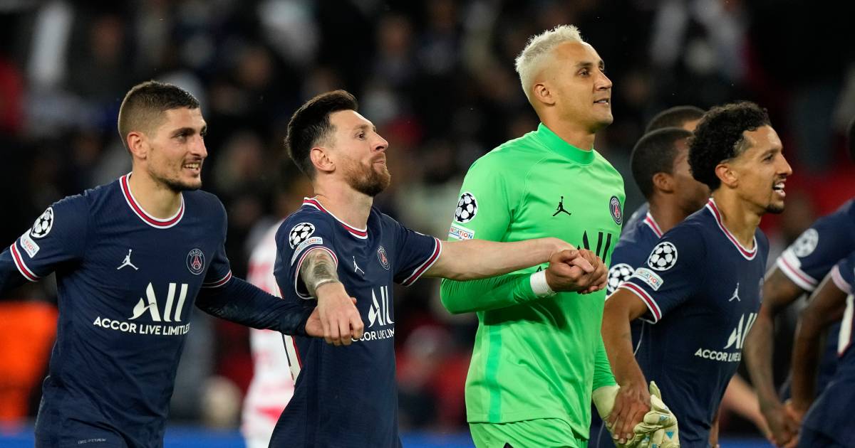"Paris Saint-Germain goalkeeper Keylor Navas receives 30 refugees from Ukraine in a private cinema" |  sports