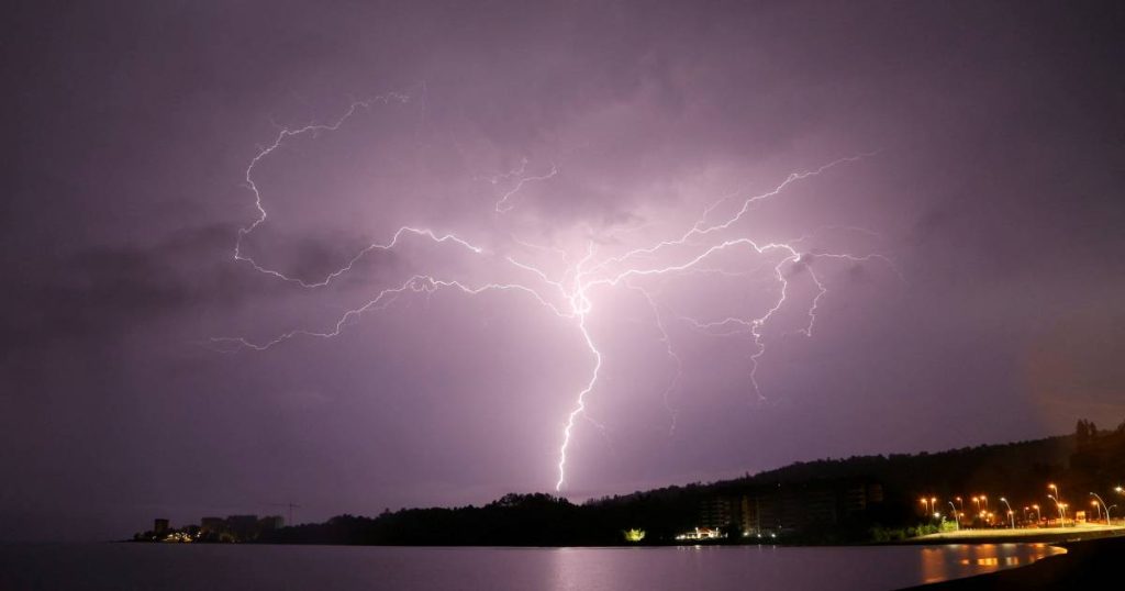 The longest lightning bolt ever recorded spanned three US states |  to know