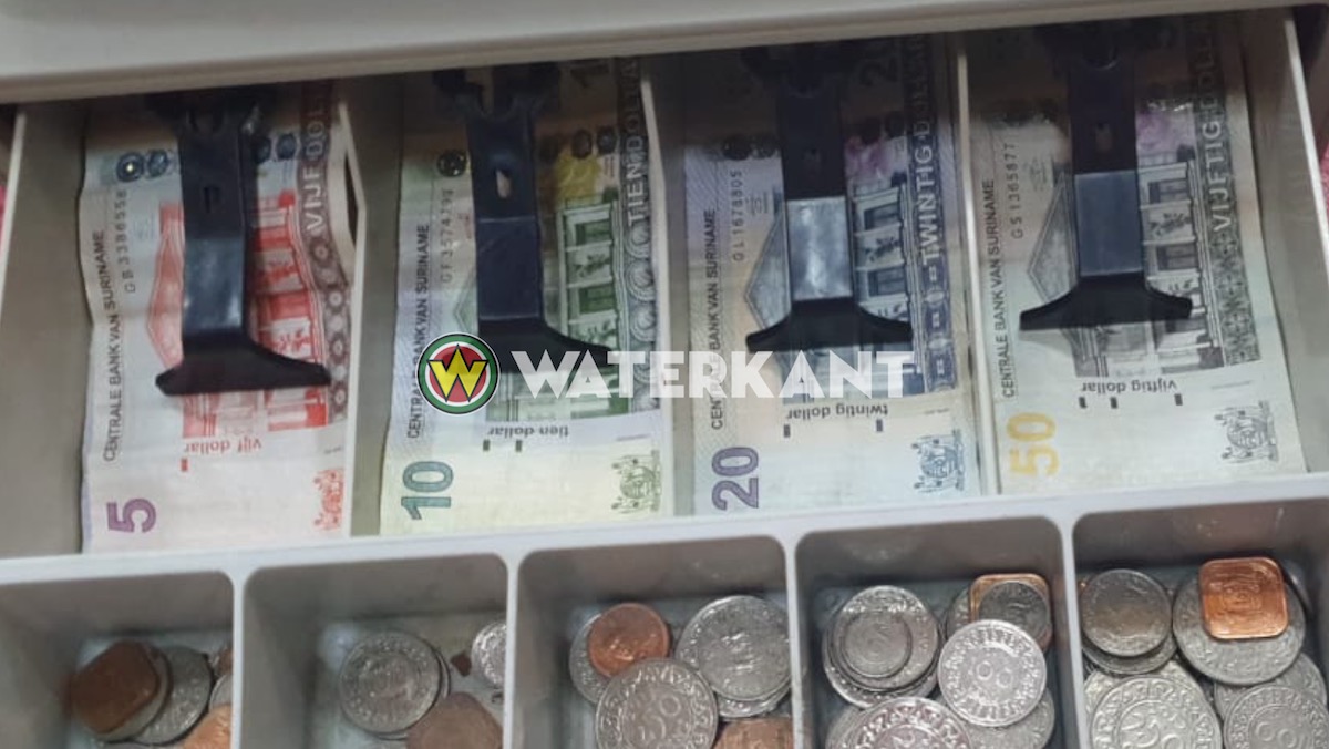 Kassa met geld in Suriname