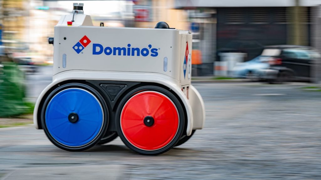 Delivery service in Berlin: the robot now delivers pizza |  regional