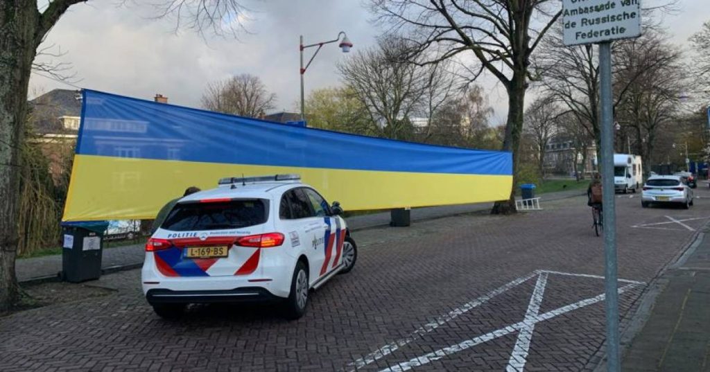 As Zelensky addresses the House of Representatives, the Ukrainian flag should go: "How cruel can it be?"  † The Hague