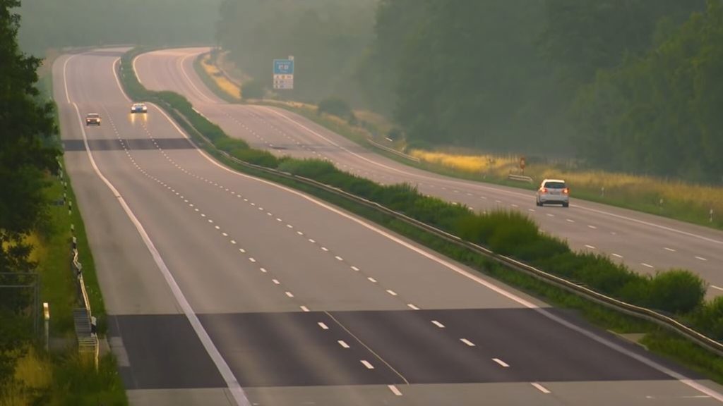 Millionaire drives 417 kilometers per hour on the German highway and escapes from it