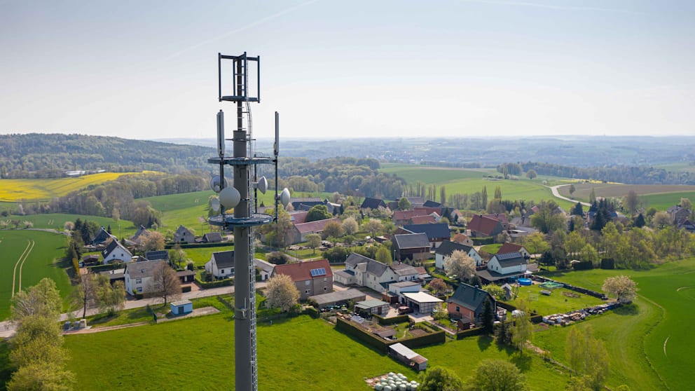 The waves from this wireless mast in Motscherodh, one of the counties of Witchellburg to the west, do not reach many residents of Witchellburg.