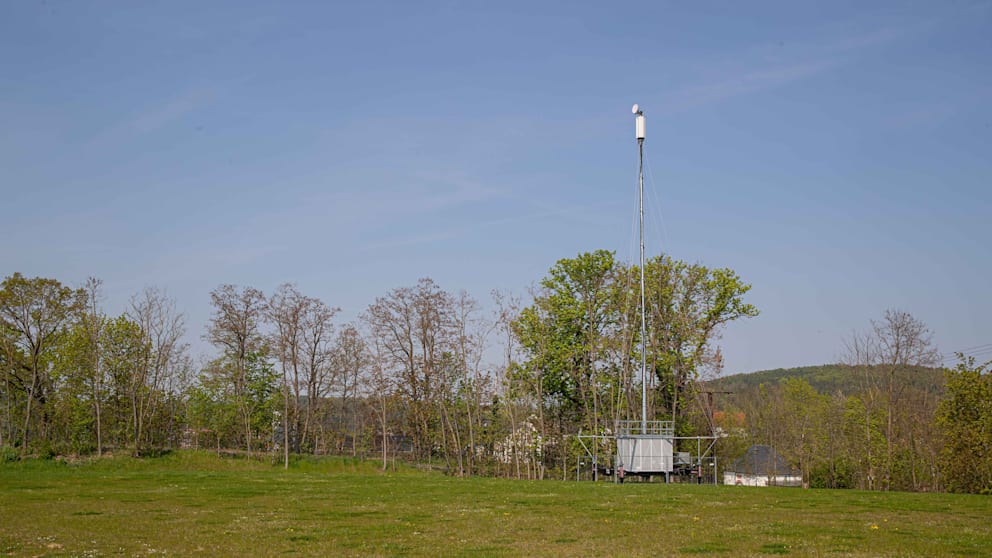 This portable radio mast on a hill near Wechselburg should ensure a fresh reception