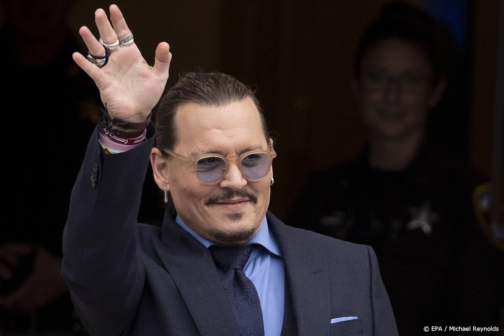 Johnny Depp surprises fans with a performance in the UK - Wel.nl